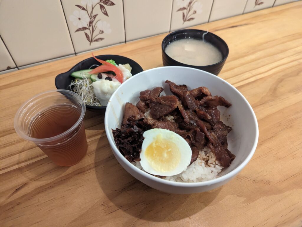 府連壽司 百元以內台南平價日式料理店 內用還有味噌湯跟麥茶喝到飽 最新完整菜單 燒肉飯
