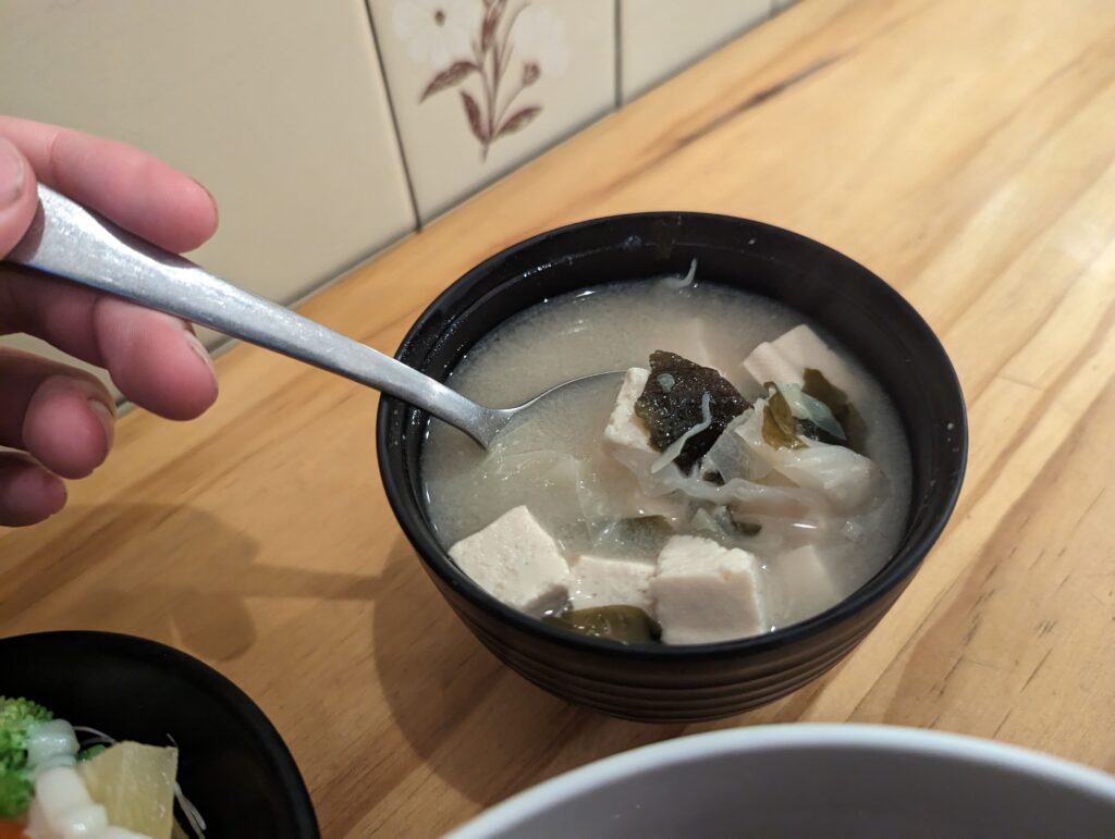 府連壽司 百元以內台南平價日式料理店 內用還有味噌湯跟麥茶喝到飽 最新完整菜單 味噌湯